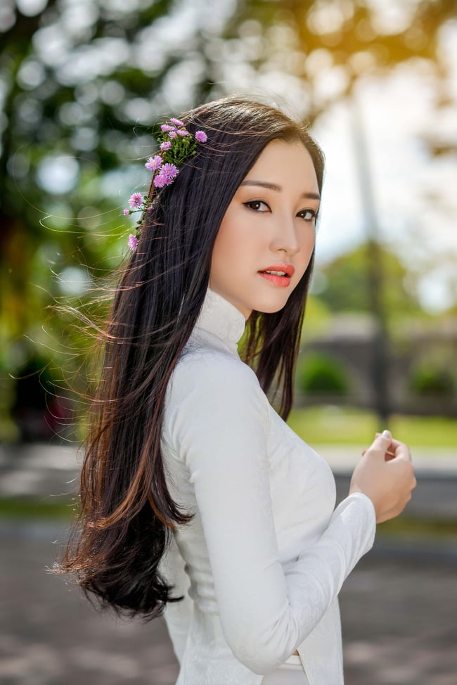 Với Shbet123 Link Vào ShBet Mới Nhất đen thẳng mượt, khuôn mặt trái xoan và đôi mắt phượng biết cười, một Ngọc Trân với vẻ đẹp đúng chuẩn Việt Nam dễ dàng chinh phục được đông đảo khán giả.